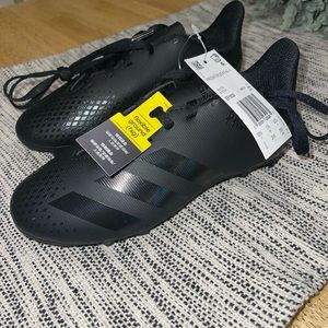 Youth soccer shoes